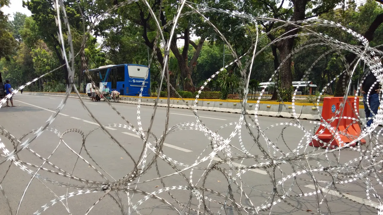 Jalan Medan Merdeka Barat ditutup jelang demo mahasiswa, Kamis (17/10/2019). (Liputan6.com/Ady Anugrahadi)