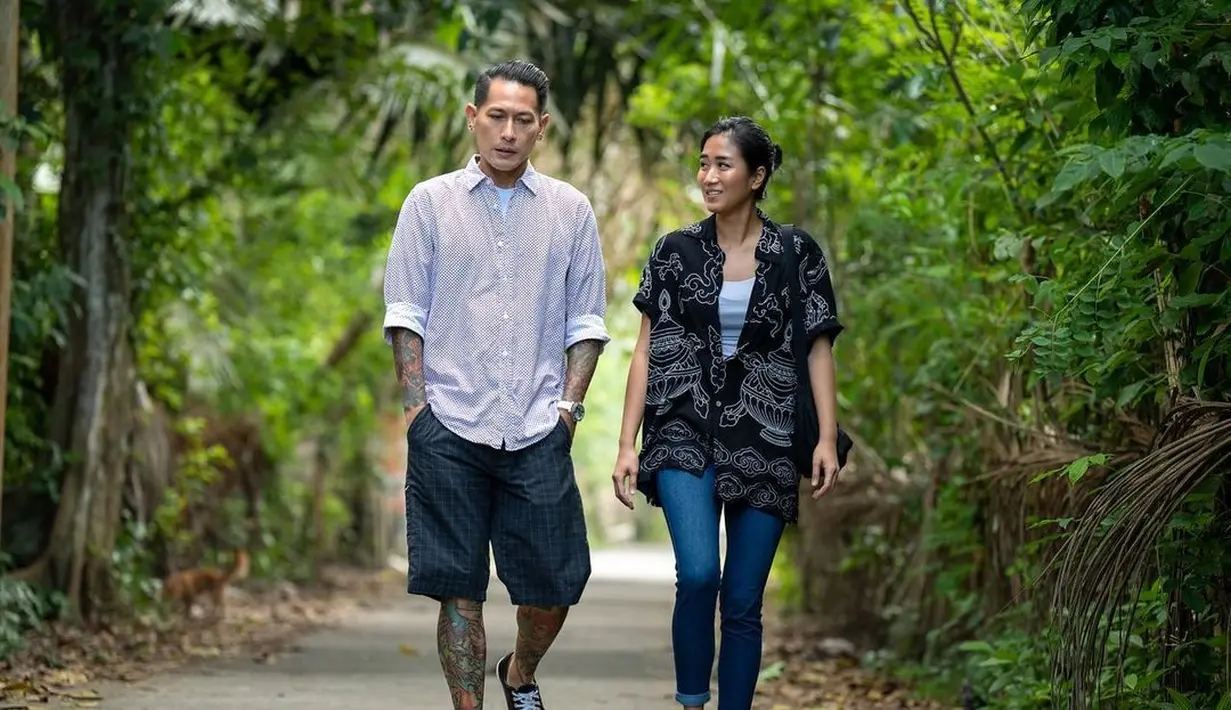 Chef Renatta dan Chef Juna jalan bersama sambil ngobrol. Warganet menyebut keduanya cocok. "Kirain preweddd," kata warganet.  (Foto: Instagram/ renattamoeloek)