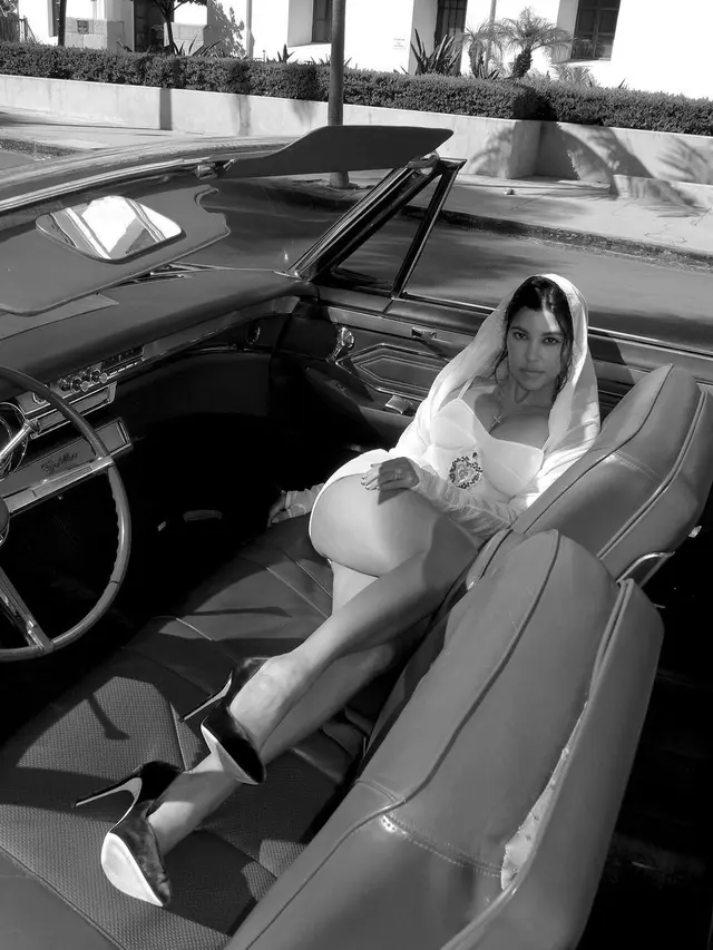 Selebrasi Sederhana Kourtney Kardashian Menikah Secara Legal dengan Travis Baker, Kenakan Gaun Mini dan Veil Dramatis