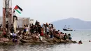 Para aktivis yang terlibat dalam pelayaran Global Sumud Flotilla menuntut diakhirinya pengepungan Israel terhadap Gaza, dengan menyebutnya sebagai bagian dari genosida yang sedang berlangsung terhadap rakyat Palestina. (AP Photo/Anis Mili)