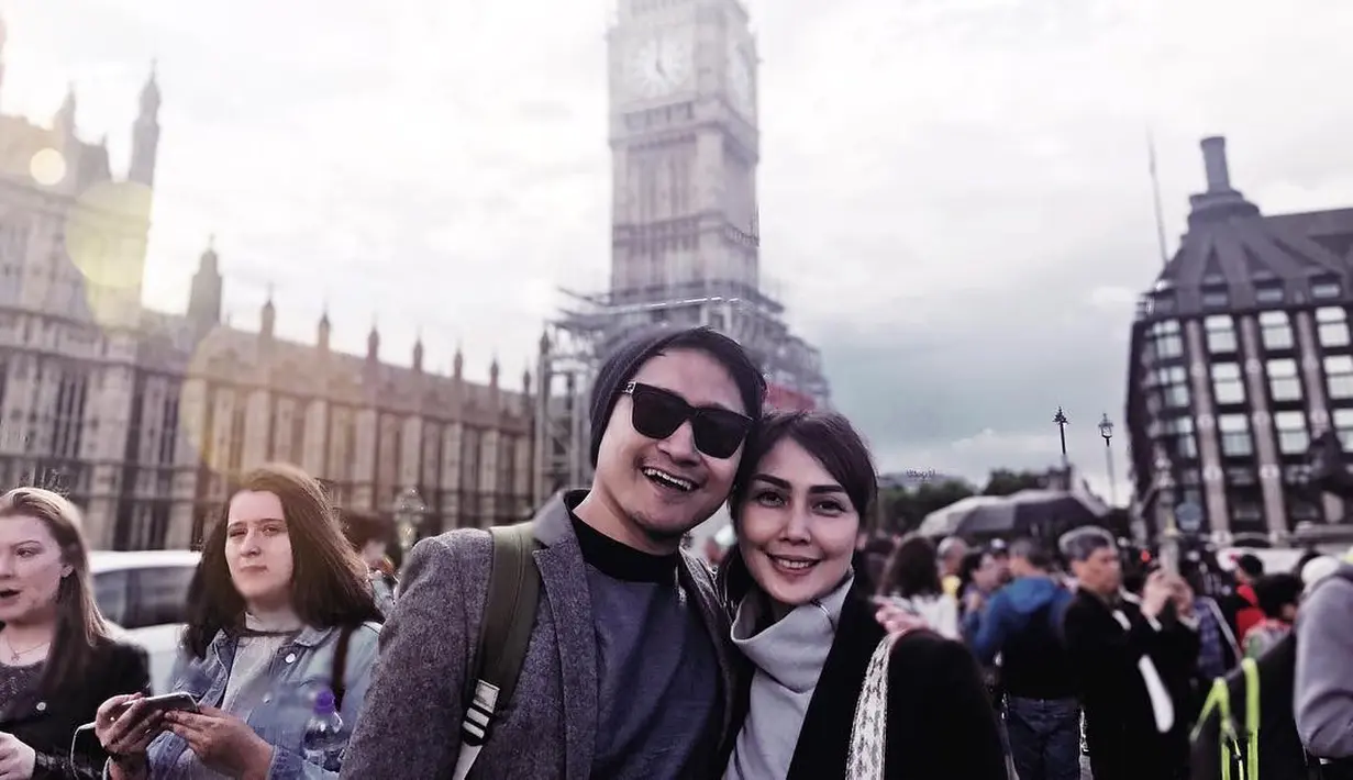 Dan masih banyak lagi pujian cantik dan doa agar ibu dua anak itu tetap menggunakan hijab seperti wanita muslim di wajibkan untuk menutup auratnya. (Instagram/ariekuntung)