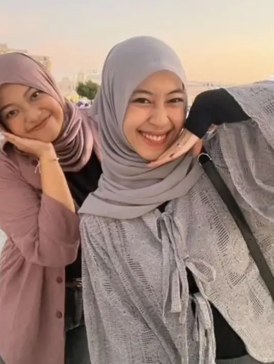 Ia pun membawa tas hitam. Adiba tampil dengan riasan natural. [@shafirrabharata]