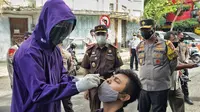 Wakapolda Jatim Brigjen Polisi Slamet Hadi Supraptoyo meninjau penerapan PPKM Darurat di Kota Surabaya. (Dian Kurniawan/Liputan6.com)