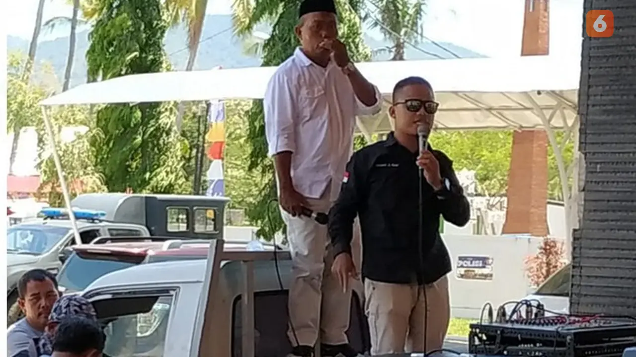 Himawan Umar saat melakukan ujuk rasa di depan kantor DPRD Bonebol (Arfandi Ibrahim/Liputan6.com)