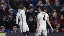 Pemain Manchester United, Paul Pogba (kiri) merayakan gol bersama rekannya Phil Jones  saat melawan Crystal Palace pada lanjutan Premier League di Selhurst Park, London (14/12/2016).  (AFP/Adrian Dennis)
