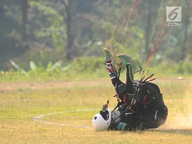 Atlet paralayang Mongolia, Alzakhgui Batdavaa terjatuh saat mendarat pada babak nomor ketepatan mendarat individu putra cabang Paralayang Asian Games 2018 di Gunung Mas, Puncak, Bogor, Jawa Barat, Kamis (23/8). (Merdeka.com/Arie Basuki)