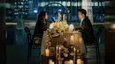 Pasangan ini pun tampil couple dengan pakaian serba hitam. Cocok dengan suasana romantis makan malam yang didekorasi dengan bunga dan lilin.  (@rey_mbayang)