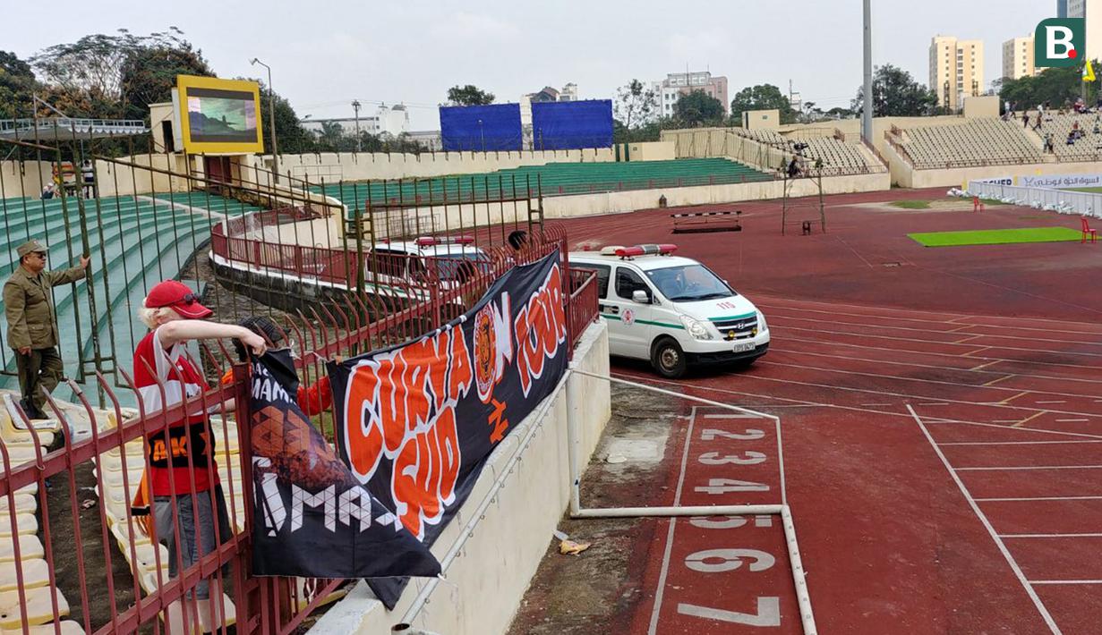 Suporter Persija Jakarta, The Jakmania, memasang spanduk saat menyaksikan laga Piala AFC melawan Song Lam Nghe An di Stadion Vinh, Vietnam, Selasa (6/3/2018). Kedua klub bermain imbang 0-0. (Bola.com/Reza Khomaini)