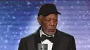 Aktor senior Hollywood, Morgan Freeman menerima piala Life Achievement dalam Screen Actors Guild Awards di Shrine Auditorium & Expo Hall, Los Angeles (21/1). (Kevork Djansezian/Getty Images/AFP)