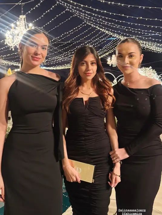 Terlihat hadir juga Elina Joerg kenakan one shoulder dress warna hitam. [@elinaaaaajoerg].