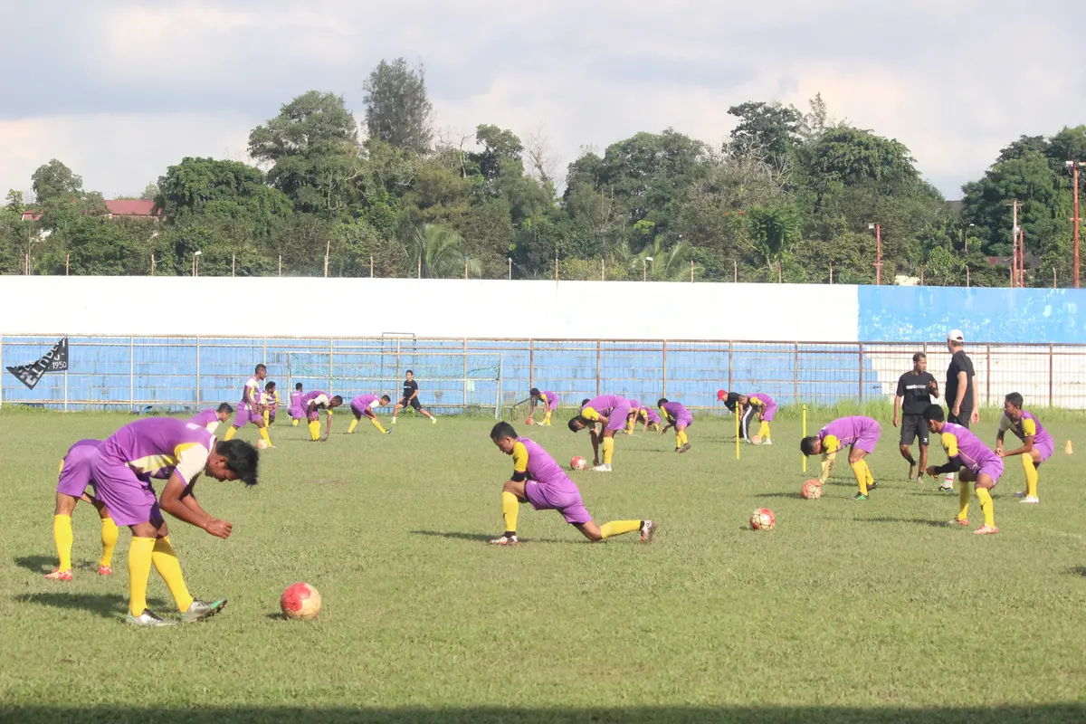 Pemain Persiba Balikpapan berlatih jelang laga melawan Semen Padang dalam lanjutan Liga 1. 