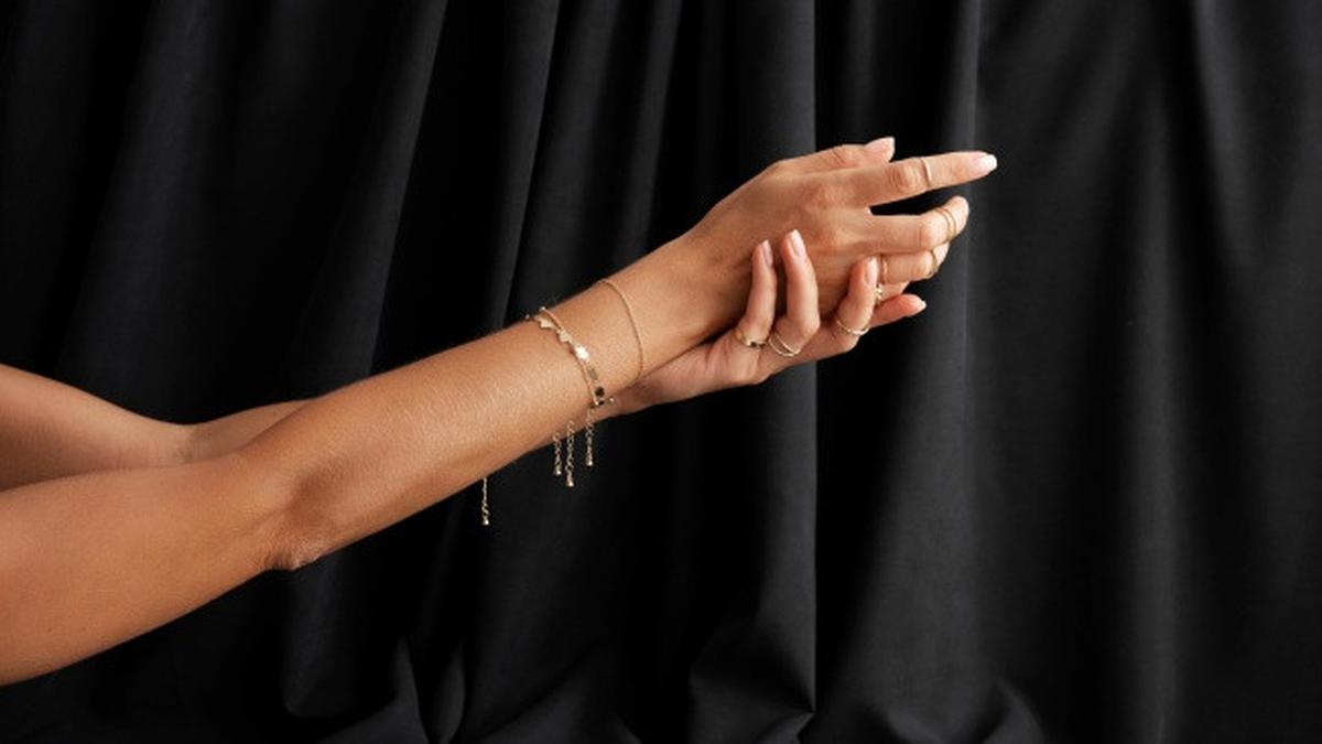 Bikin Elegan dan Permanis Penampilan, Ini 8 ⁠Model Gelang Emas Tali Terbaru 2025