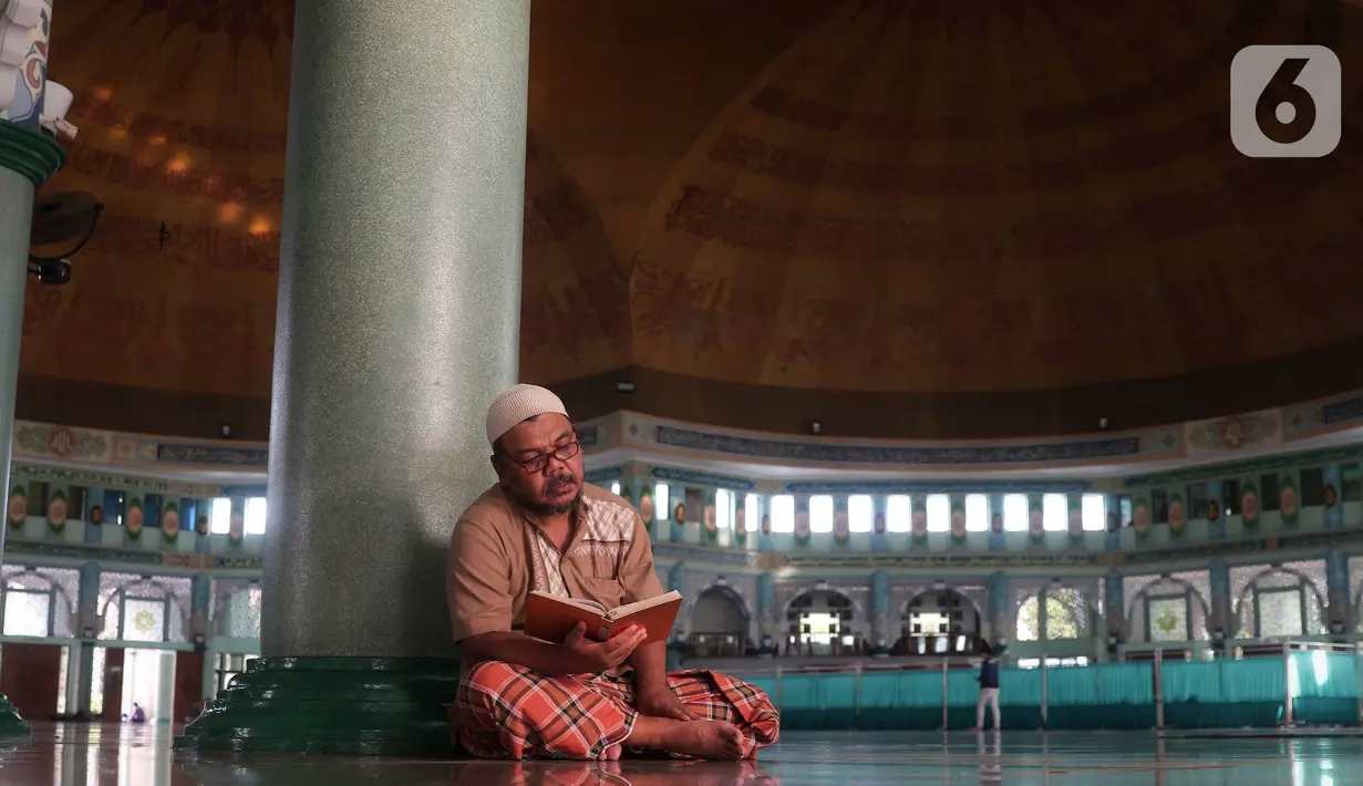Umat Islam bertadarus Al-Quran di Masjid Raya Al-Azhom, Kota Tangerang, Senin (18/42022). Umat Islam memanfaatkan waktu untuk memperbanyak ibadah dengan membaca dan mengkhatamkan Al-Quran untuk meningkatkan amal ibadah pada bulan Ramadhan. (Liputan6.com/Angga Yuniar)