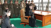 Pemimpin Korea Utara Kim Jong Un, ditemani oleh putrinya Kim Ju Ae menyaksikan serangkaian uji coba rudal pada Kamis (9/3/2023) malam. (Dok. KCNA via KNS dan AFP)
