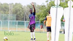Makan Konate bersiap melakukan tendangan bebas saat latihan T-Team di Lapangan Gong Badak, Kuala Terengganu, Malaysia, Selasa (26/01/2016). (Bola.com/Nicklas Hanoatubun)
