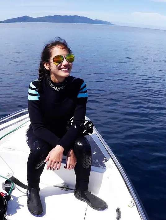 Tak sampai disitu saja, rupanya Pevita Pearce yang hobi berenang sempat mengunggah foto saat melakukan diving di Raja Ampat, papua. Menggunakan busana menyelam berwarna hitam, ia pun memilih mengepang rambut panjangnya serta memakai kacamata dalam foti yang diunggah. (Liputan6.com/IG/@pevpearce)