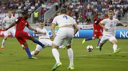 Gelandang serang Inggris, Raheem Sterling, berusaha membobol gawang Slovakia. Meski bermain di kandang lawan, Inggris lebih menguasai jalannya laga dengan penguasaan bola mencapai 64 persen. (Reuters/Carl Recine)