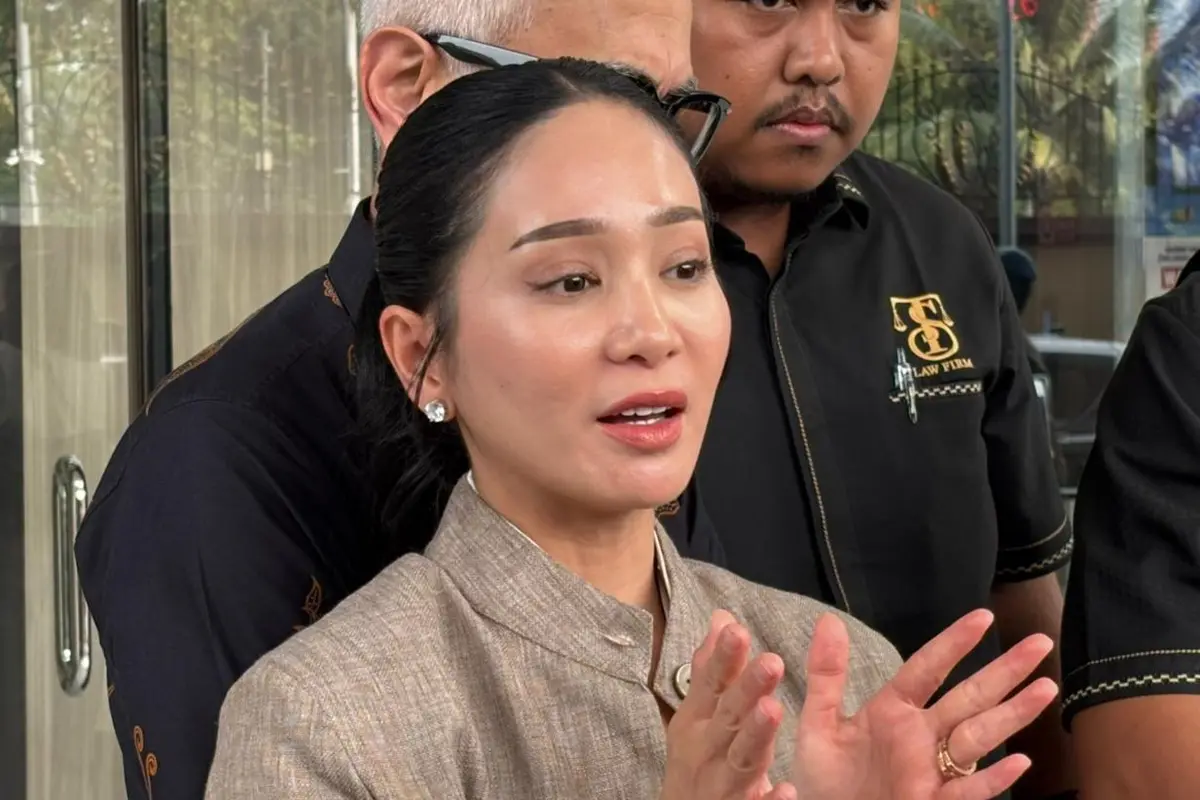 Bunga Zainal Dampingi Suami Sambangi Mabes Polri, Tagih Kelanjutan Kasus Dugaan Penipuan