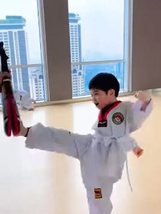 Raphael Moeis, anak Sandra Dewi, rajin latihan taekwondo (Instagram/sandradewi88)