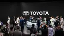 Orang-orang berkumpul di stan Toyota pada hari pers Japan Mobility Show di Tokyo pada Rabu 29 Oktober 2025. Ini menjadi jumlah tertinggi sepanjang penyelenggaraan pameran industri otomotif ini. (Philip FONG/AFP)