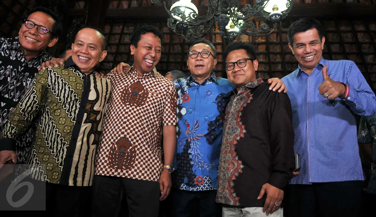 Koalisi kekeluargaan dari empat partai, yaitu Partai Demokrat, PKB, PPP dan PAN berpose usai menggelar rapat konsolidasi di kediaman Presiden ke-6 Susilo Bambang Yudhoyono di Puri Cikeas, Bogor, Kamis (22/9). (Liputan6.com/Gempur M Surya)