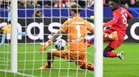 Momen striker PSG Ousmane Dembele mencetak gol ke gawang Bayer Leverkusen pada ajang Liga Champions. (INA FASSBENDER / AFP)