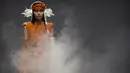 Seorang model menampilkan kreasi dari perancang busana Janet Chen dalam gelaran China Fashion Week di Beijing, China, Selasa (7/9/2021). China Fashion Week tetap digelar di tengah pandemi virus corona COVID-19. (AP Photo/Mark Schiefelbein)