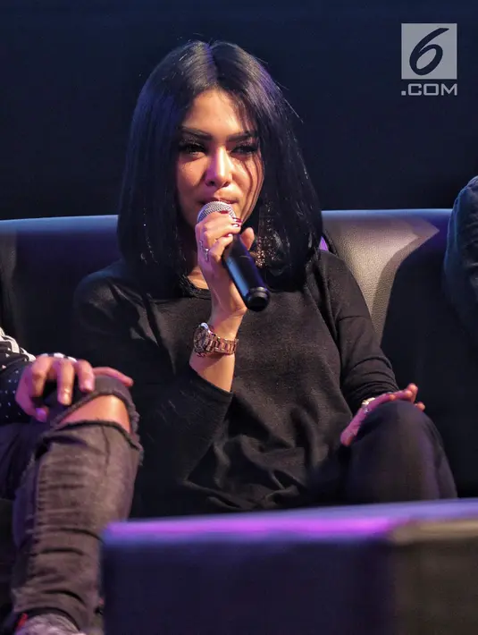 Penyanyi Syahrini memberi keterangan konser bertema "10 Tahun Jambul Khatulistiwa Journey of Syahrini" di Jakarta, Selasa (28/8). Art Prenuer Jakarta dipilih sebagai lokasinya. (Liputan6.com/Faizal Fanani)