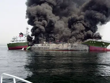Kamis 29 Mei 2014, sebuah kapal tanker minyak seberat 998 ton meledak di lepas pantai Jepang. (AFP PHOTO/Japan Coast Guard)