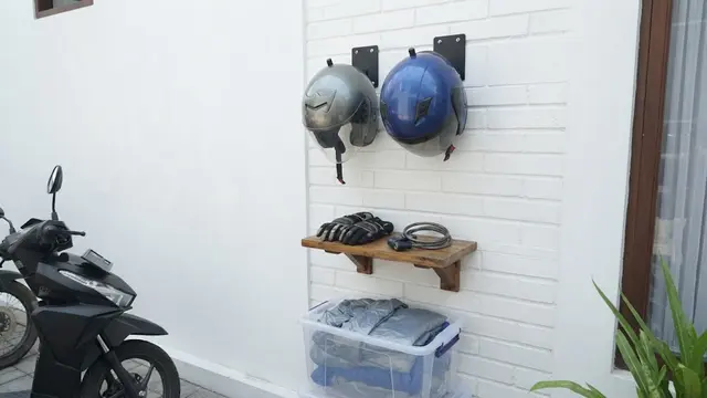Ide Membuat Area Parkir Motor Tetap Rapi di Rumah Tanpa Garasi