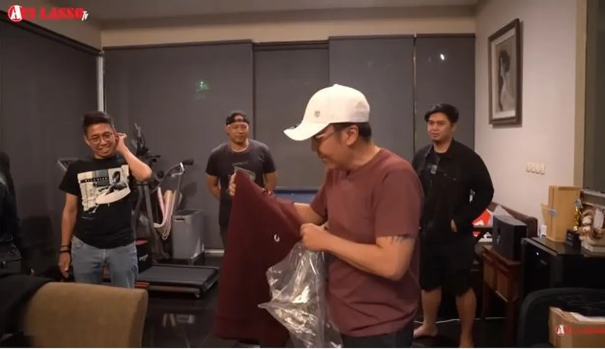 Setelah tiup lilin, Ari Lasso pun mendapat ucapan selamat ulang tahun dari keluarganya. Satu per satu mereka menyalami dan memeluk sang musisi. Tak sampai di sana, kebahagiaannya berlanjut saat membuka kado yang sudah disiapkan oleh keluarganya. Tak tanggung-tanggung, hadiah yang diberikan juga datang dari brand ternama. (Liputan6.com/YouTube/ARI LASSO TV)