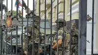 Prajurit Wagner menjaga area di markas besar militer Rusia,  Southern Military District di Rostov-on-Don, Rusia, Sabtu, 24 Juni 2023. (AP)