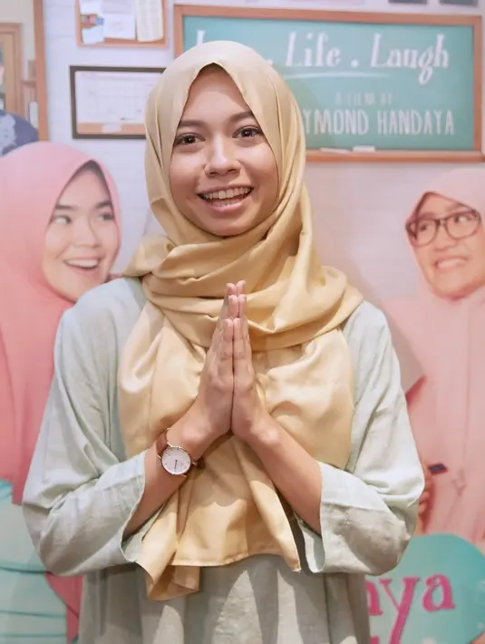 Yuki Kato mulai membiasakan diri mengenakan hijab, seperti dalam peran di film 'Cahaya Cinta Pesantren'. Ia berperan sebagai santri asal Medan, Shila yang telah mengenakan hijab sejak kecil. (Bambang E. Ros/Bintang.com)