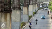 Tiang-tiang pancang penyangga monorel menjulang di sepanjang Jalan Rasuna Said, Jakarta, Jumat (30/10). Presiden Joko Widodo menyatakan seluruh tiang pancang bekas monorel akan difungsikan sebagai tiang penyangga rel LRT. (Liputan6.com/Immanuel Antonius)