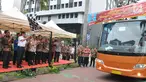 Menteri Hukum dan HAM (Menkumham) Yasona Laoly melepas mudik bersama pegawai Kemenkumham ke kampung halaman di lapangan upacara Kementerian Hukum dan HAM, Jakarta (22/6). (Liputan6.com/Helmi Afandi) 