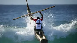 Peselancar Peru, Carlos ' Huevito ' Areola menerjang ombak menggunakan Caballito di  pantai Bondi, Sydney, (24/2). Kegiatan ini dilakukan untuk mempromosikan penggunaan Caballito. (REUTERS / Jason Reed)