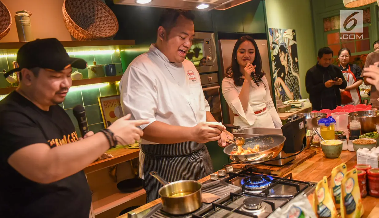 Chef Igo, mendemonstrasikan memasak pada acara Halal Bihalal di restoran Feast, Jakarta, Selasa (25/6/2019). Chef Internal PT Sasa Inti memaparkan prinsip utama dalam memasak adalah selalu membuat sajian yang lezat dan sebisa mungkin tidak terlalu merepotkan dalam prosesnya. (Liputan6.com/HO/Andrey)
