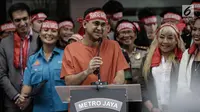 Artis sekaligus presenter Ramzi memberi keterangan dalam acara penandatanganan perjanjian pemberantasan dan penyalahgunaan narkoba di lingkungan artis di Mapolres Metro Jakarta Selatan, Kamis (22/2). (Liputan6.com/Faizal Fanani)