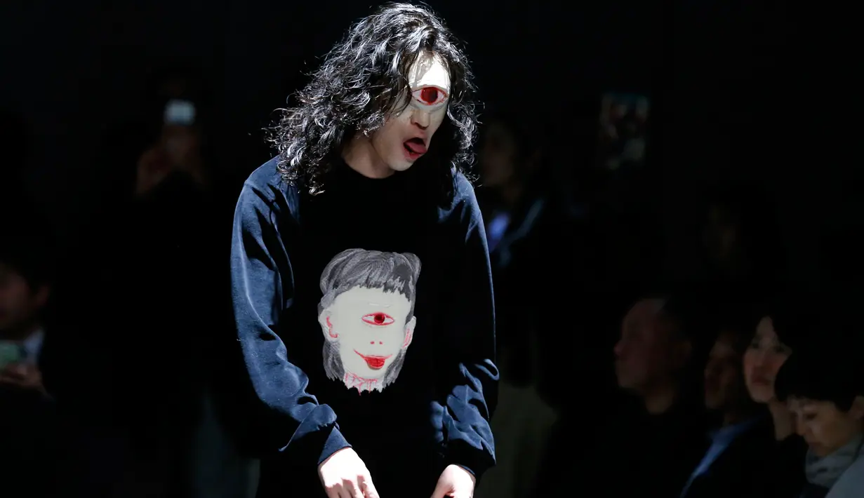 Seorang model mengenakan busana dari desainer writtenafterwards selama Autumn/Winter 2016 Tokyo Fashion Week di Jepang, (16/3/2016). Writtenafterwards membawa suasana mistis pada pagelaran busana ini. (REUTERS/Thomas Peter)