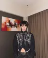 Diketahui, batik yang dikenakan Taeyong tersebut merupakan rancangan desainer ternama Tanah Air, Mel Ahyar.  [@taeoxo_nct]