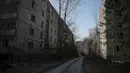 Pemandangan kota mati yang telah ditinggali penduduknya di kota Pripyat dekat pembangkit listrik tenaga nuklir Chernobyl di Ukraina 28 Maret 2016. (REUTERS / Gleb Garanich)