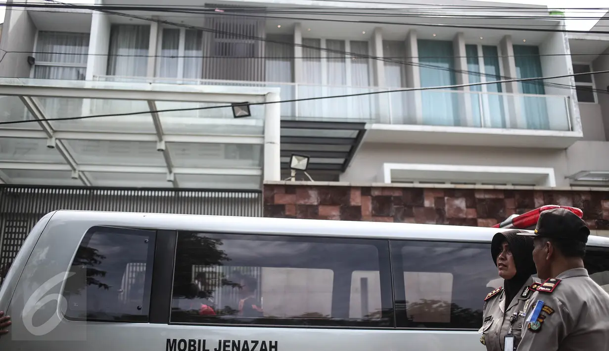 Mobil jenazah terparkir di lokasi perampokan sadis yang terjadi di Jalan Pulomas Utara, Kayuputih, Pulogadung, Jakarta Timur, Selasa (27/12). Belum diketahui motif peristiwa tersebut, apakah perampokan atau pembunuhan. (Liputan6.com/Faizal Fanani)