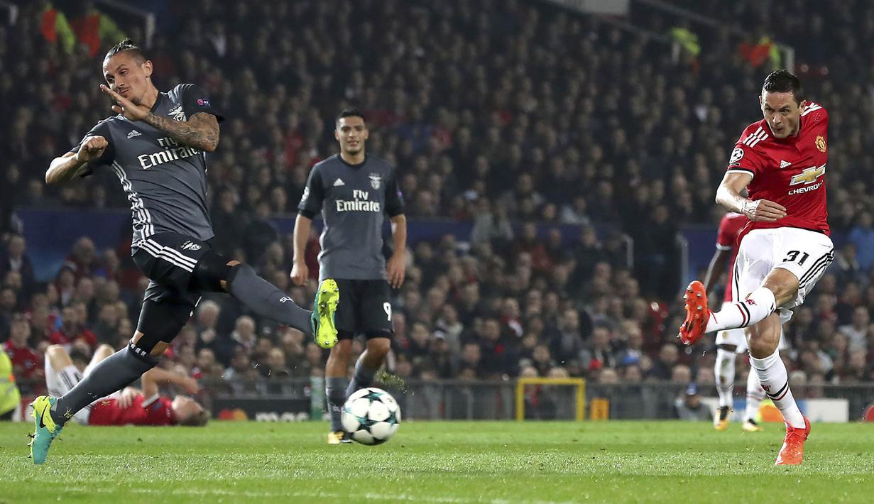 Gelandang Manchester United, Nemanja Matic, melepaskan tendangan ke gawang Benfica pada laga Liga Champions di Stadion Old Trafford, Selasa (31/10/2017). Manchester United menang  2-0 atas Benfica. (AP/Martin Rickett)