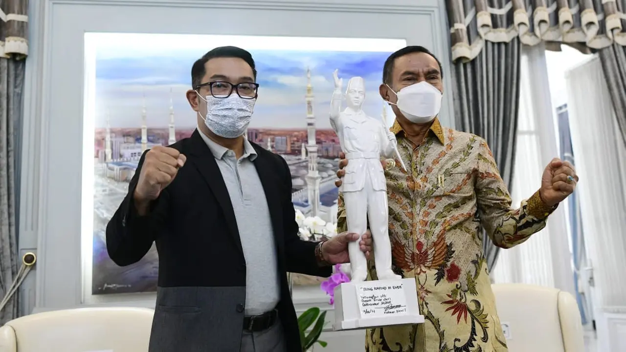 Gubernur Jawa Barat Ridwan Kamil dan Bupati Ende Djafar Achmad di Gedung Pakuan, Kota Bandung, pada Sabtu (12/6).
