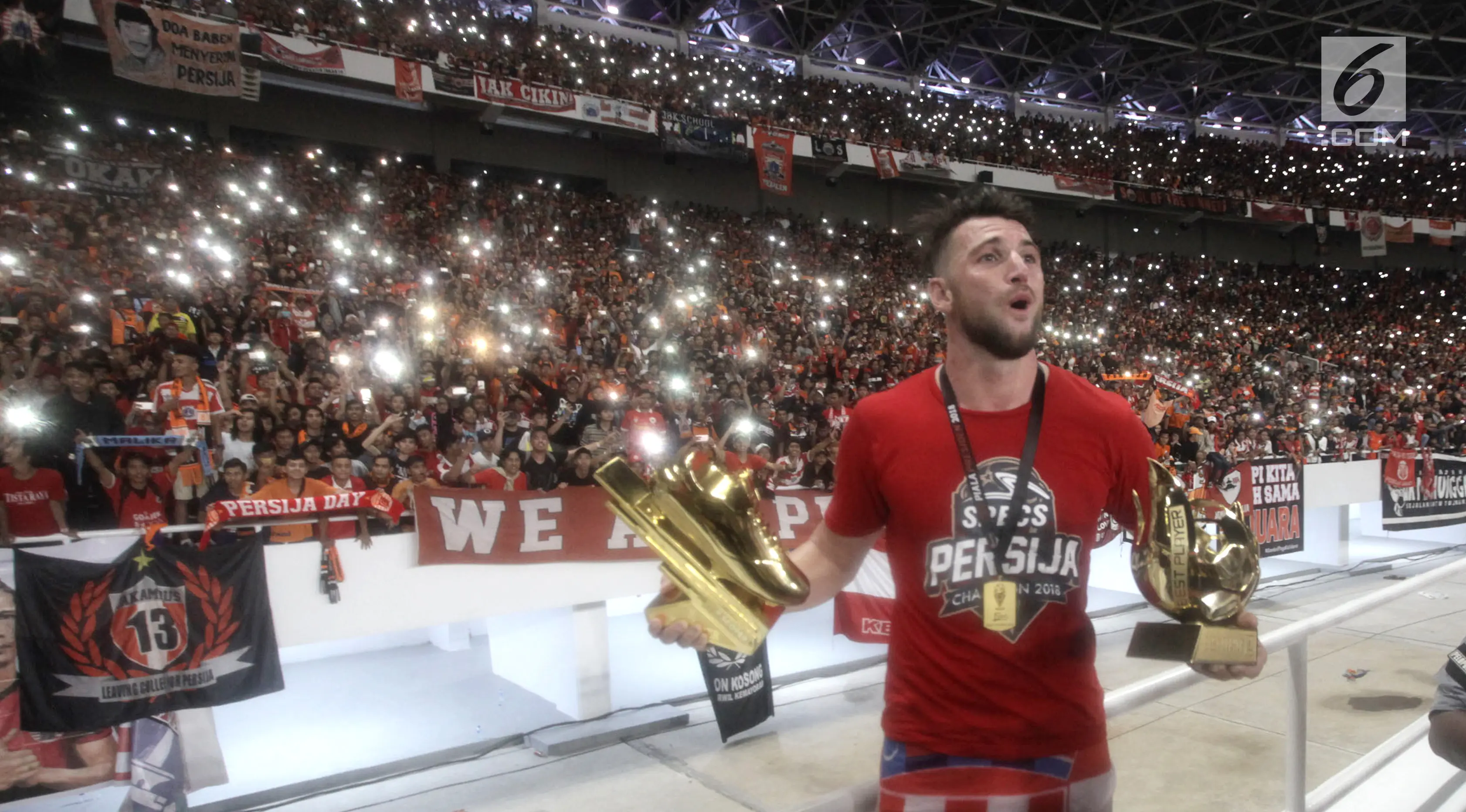 Striker Persija Jakarta, Marko Simic berselebrasi sebagai pemain terbaik usai laga final Piala Presiden 2018 melawan Bali United di Stadion Utama GBK, Senayan, Jakarta, Sabtu (17/2). Persija menang 3-0 atas Bali United. (Liputan6.com/Arya Manggala)