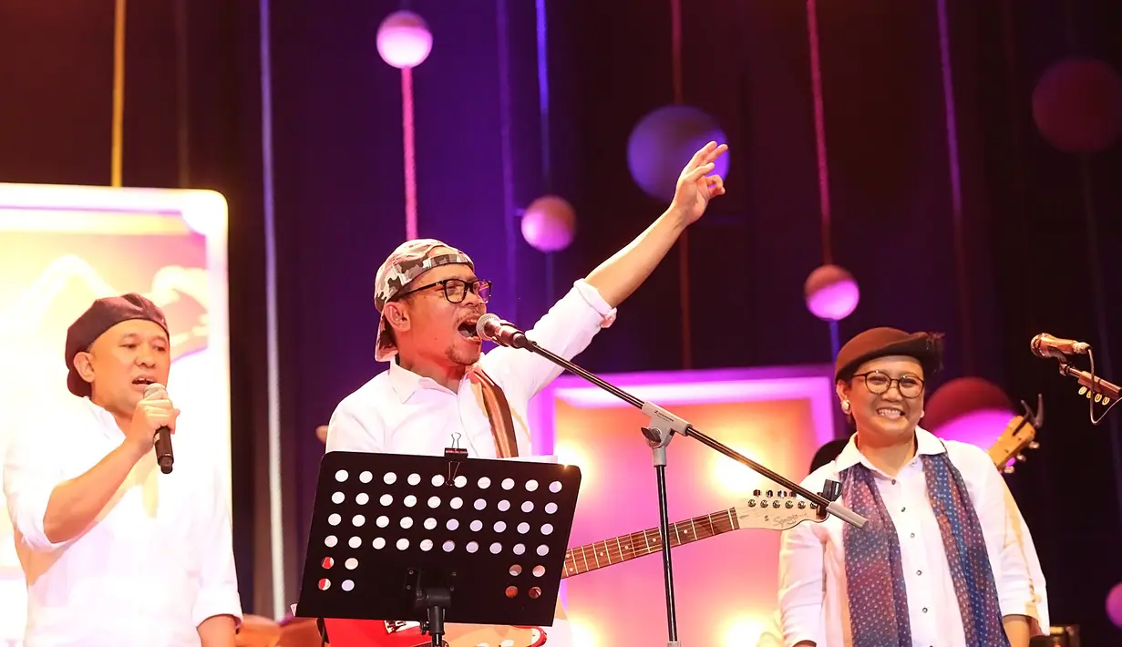 Penampilan para Menteri Kabinet Kerja Joko Widodo di Java Jazz Festival, menarik perhatian para pengunjung jazz terbesar di Indonesia. Elek Yo Band yang para personelnya pembantu presiden. (Bambang E Ros/Bintang.com)