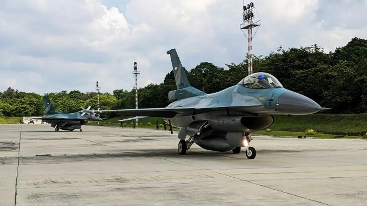 Pesawat tempur F-16 Lanud Roesmin Nurjadin Pekanbaru yang diberangkatkan untuk menjaga kedaulatan Indonesia di Laut Natuna.