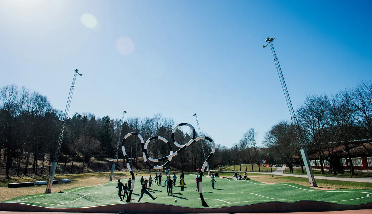Anak-anak tampak asyik bermain di lapangan Puckelboll yang ada di Skarholmen, Stockholm, Swedia, 11 April 2016. Bentuk lapangan bergelombang ini didesain oleh Johan Storm dengan ukuran 25 x 40 meter. (Jonathan NACKSTRAND/AFP)