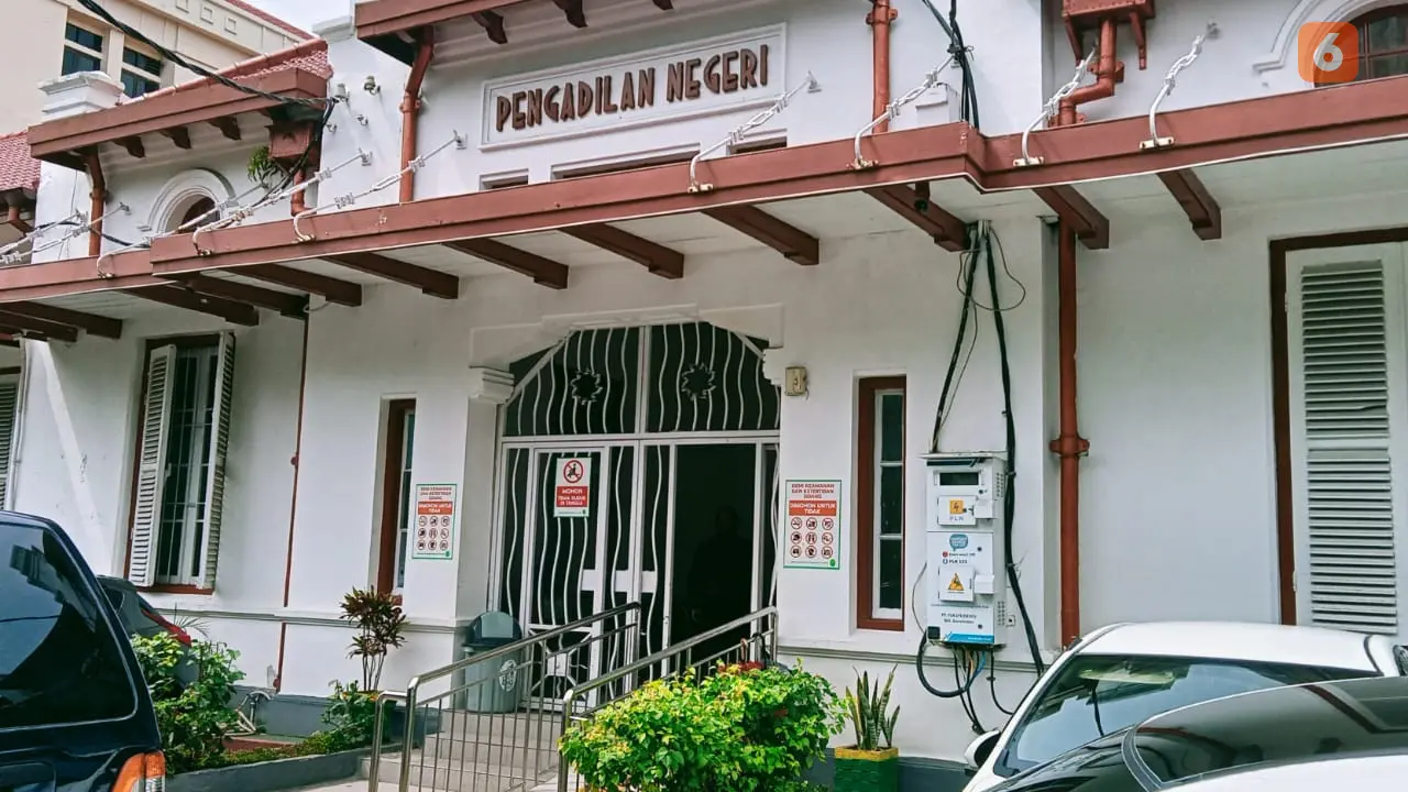 Jaksa Penuntut Umum pada Kejari Pinrang menuntut bapak dan anak terdakwa dugaan korupsi pengelolaan Mal Pinrang, Sulsel 5 tahun penjara. (Liputan6.com/Eka Hakim)