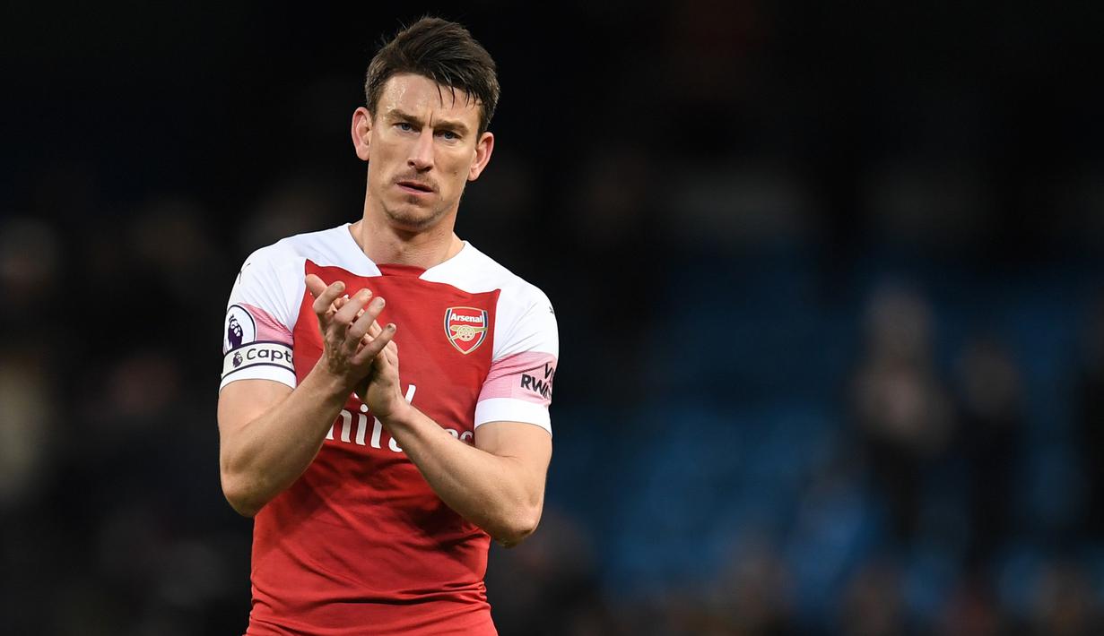 2. Laurent Koscielny (Arsenal) - Kegagalan The Gunners lolos ke Liga Champions membuat bek asal Prancis ini mulai tidak cocok dengan manajemen klub. (Photo by Paul ELLIS / AFP)